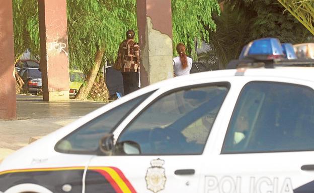 Un coche de Policía, en el barrio de La Coma, en Paterna (Valencia).