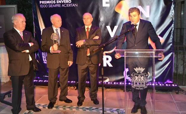 Manuel, Benjamín y Adolfo Pérez Pascuas escuchan a José Manuel Pérez Ovejas, al recibir un Premio Envero en Aranda.