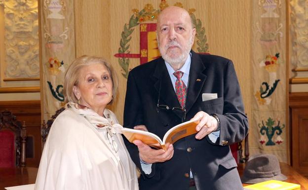 Aurora Mozo, donante del documento, junto al cronista de Valladolid, José Delfín Val, en el salón de recepciones del Ayuntamiento. 