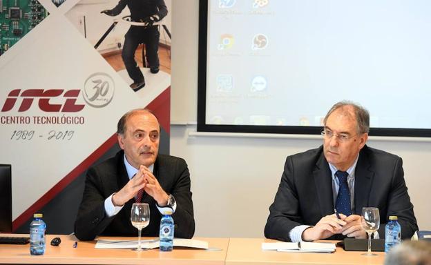 El director del ITCL, José María Vela, a la izquierda, y el presidente de FAE Burgos, Miguel Ángel Benavente, durante la reunión del Consejo Industrial de FAE