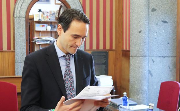 Luis Alfonso Manero sigue siendo secretario municipal. 