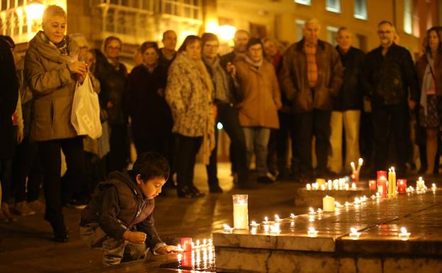 Velas en la concentración en la plaza de la Constitución en solidaridad con las víctimas de los atentados yihadistas de París.