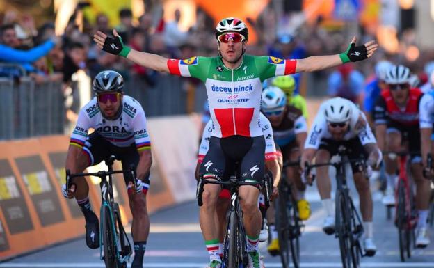 Viviani celebra su victoria. 