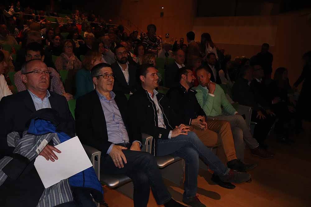 El candidato socialista a la Alcaldía de Burgos, Daniel de la Rosa, ha estado arropado en la presentación oficial de la lista del PSOE al Ayuntamiento por Ángel Olivares, Luis Tudanca y Patxi López.