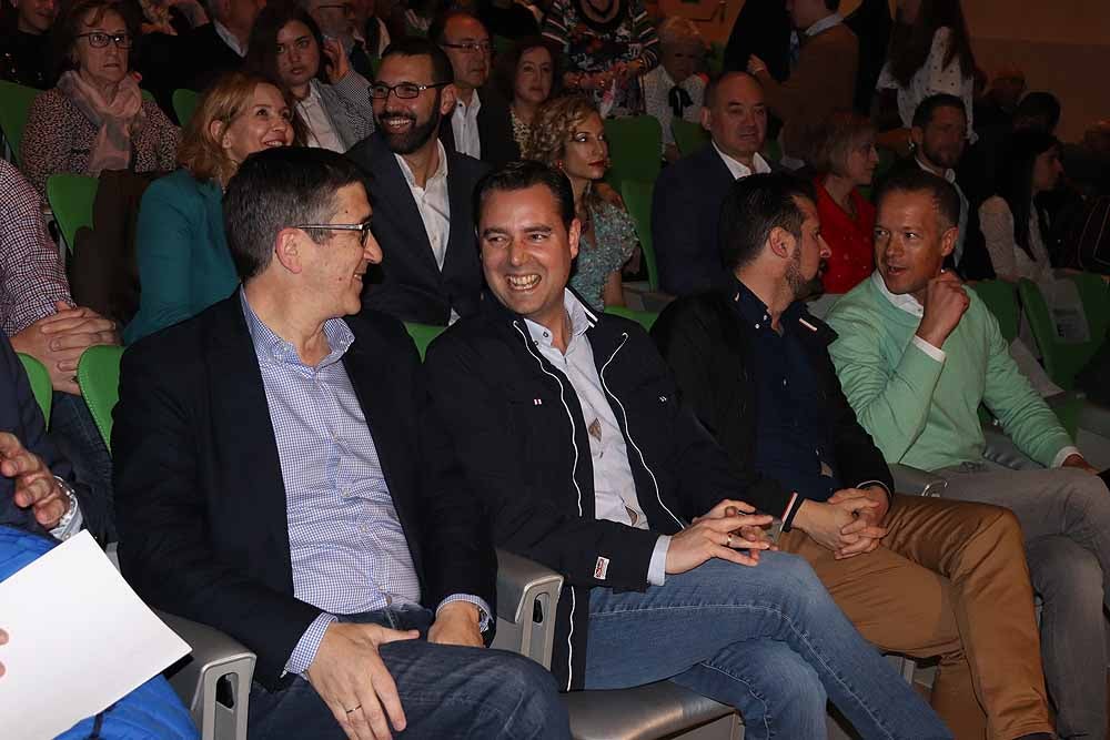 El candidato socialista a la Alcaldía de Burgos, Daniel de la Rosa, ha estado arropado en la presentación oficial de la lista del PSOE al Ayuntamiento por Ángel Olivares, Luis Tudanca y Patxi López.