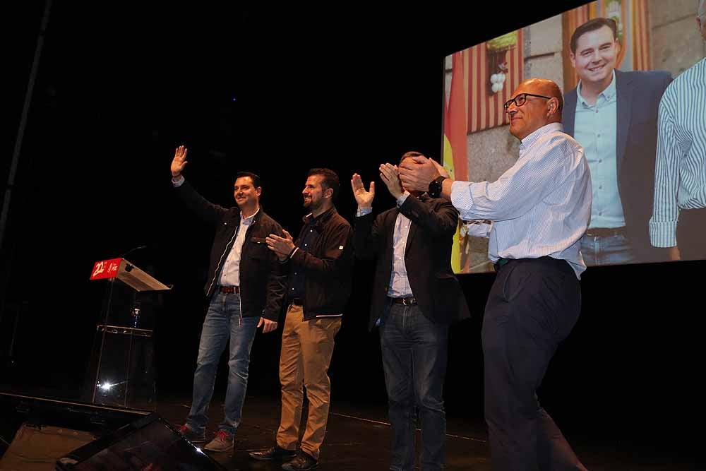 El candidato socialista a la Alcaldía de Burgos, Daniel de la Rosa, ha estado arropado en la presentación oficial de la lista del PSOE al Ayuntamiento por Ángel Olivares, Luis Tudanca y Patxi López.