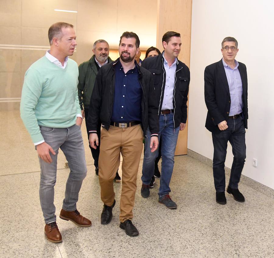 El candidato socialista a la Alcaldía de Burgos, Daniel de la Rosa, ha estado arropado en la presentación oficial de la lista del PSOE al Ayuntamiento por Ángel Olivares, Luis Tudanca y Patxi López.