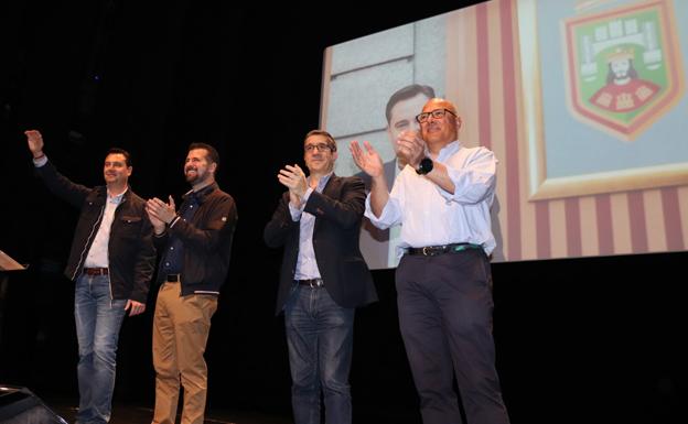 Ángel Olivares, a la derecha, ha participado esta mañana en la presentación oficial de la candidatura del PSOE al Ayuntamiento de Burgos en las elecciones del 26-M.