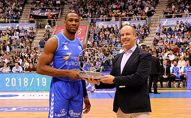 Dominique Sutton recibe el premio de Ignacio Orbea, delegado de Movistar