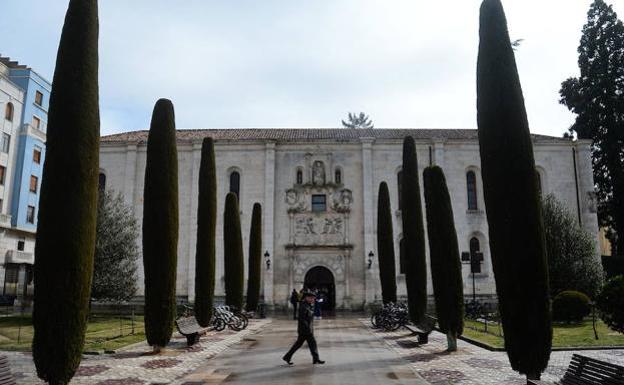 Fachada del Instituto López de Mendoza de Burgos, centro en el que se invertirán este verano 48.307 euros en cambiar las calderas y ejecutar otras obras.