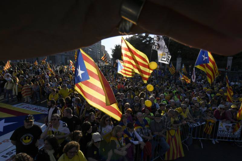 Colectivos independentistas catalanes se han concentrado este sábdo en Madrid para 