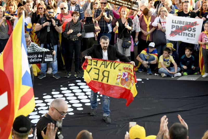 Colectivos independentistas catalanes se han concentrado este sábado en Madrid para pedir la liberta de los líderes políticos juzgados por el 'procés'.