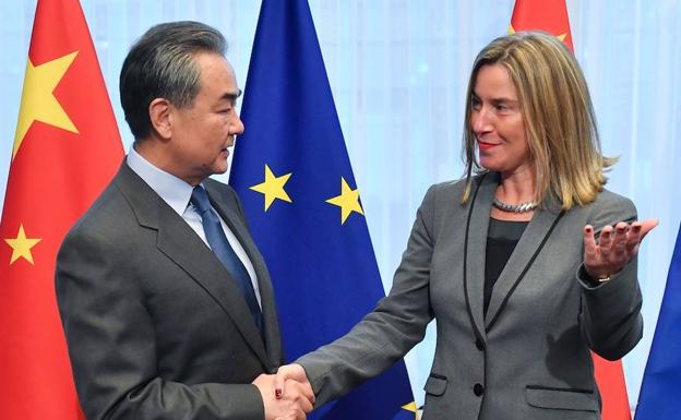 El ministro de Asuntos Exteriores chino, Wang Yi, y la responsable de Política Exterior de la Unión Europea, Federica Mogherini.