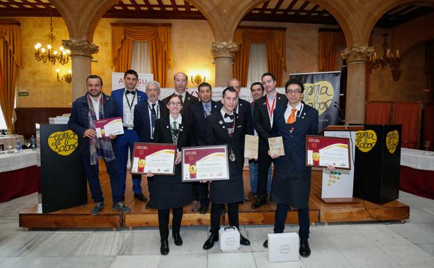 Diego González (centro), junto a los dos finalistas y la delgación salmantina.