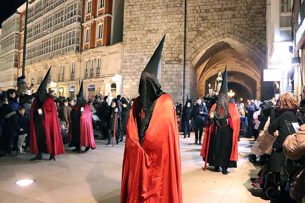 La Cofradía de Nuestra Señora de la Soledad y de Santiago organiza su procesión durante el Sábado Santo, en la que desfila la talla 'Nuestra Señora de la Soledad'.