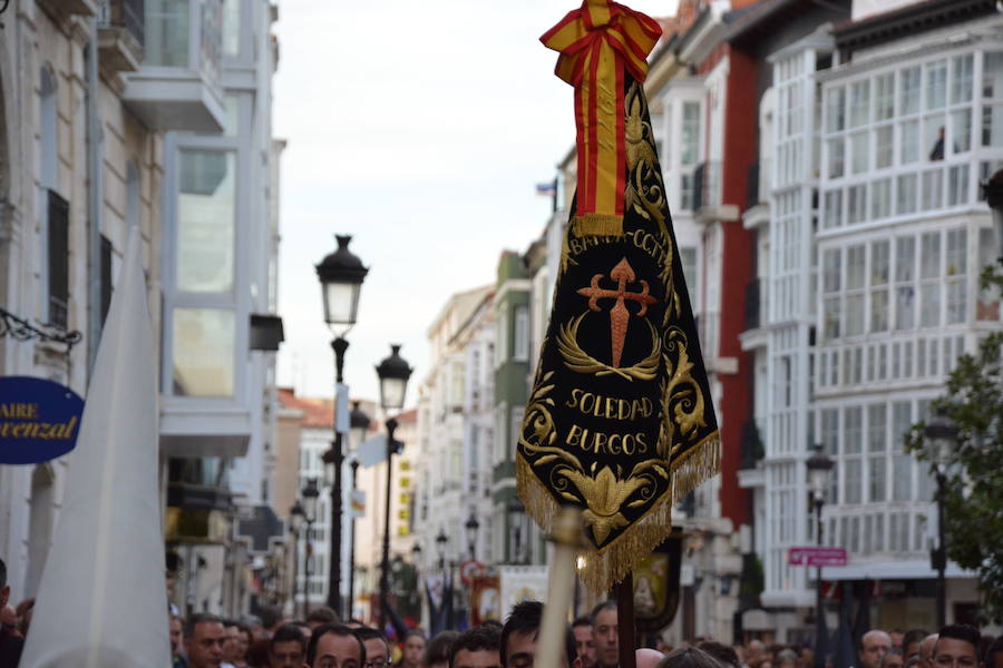 La Cofradía de Nuestra Señora de la Soledad y de Santiago organiza su procesión durante el Sábado Santo, en la que desfila la talla 'Nuestra Señora de la Soledad'.