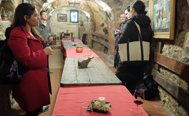 Visita de turistas a una de las bodegas de la Ribera del Duero. 