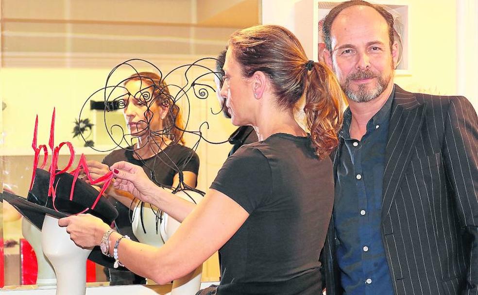 Pablo Merino y Mayaya Cebrián, en su tienda-taller, muestran algunas de las piezas que podrán verse en la exposición 'Los lenguajes del sombrero'.