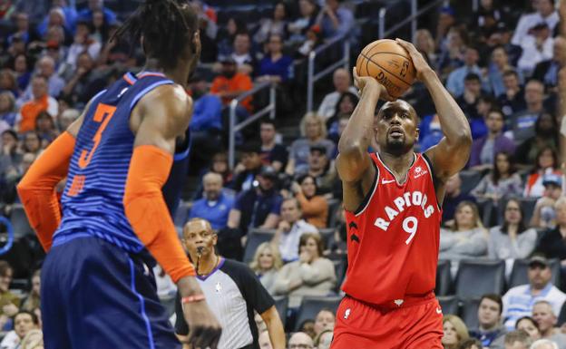 Serge Ibaka lanza a canasta durante el partido. 