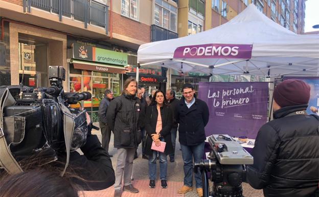 Pablo Fernández (i) atiende a los medios de comunicación. 