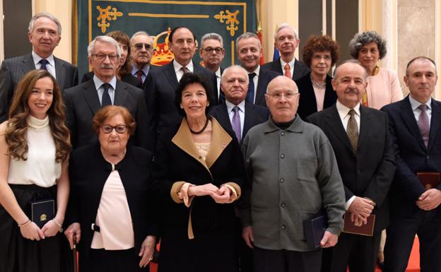 Foto de familia de los premiados junto a la ministra. 