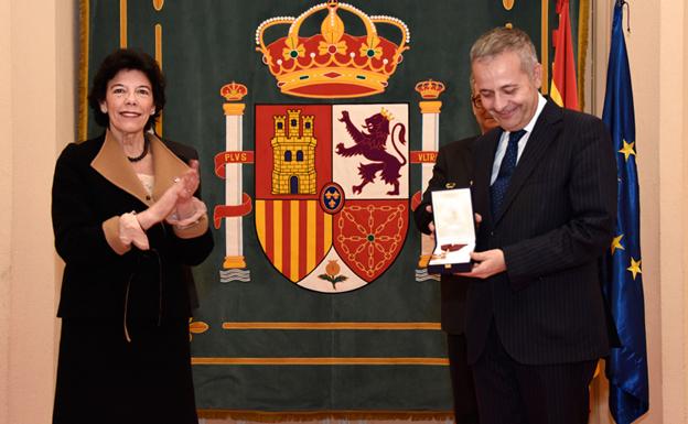 El profesor René Jesús Payo Hernanz junto a la ministra Isabel Celaá. 