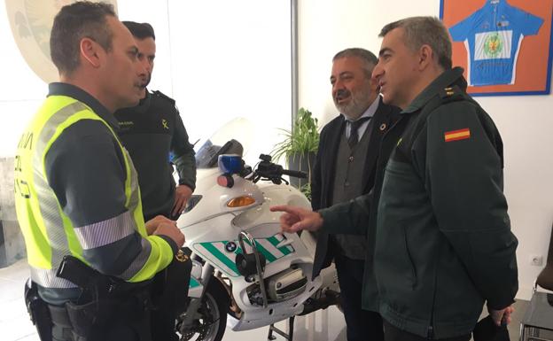 El subdelegado del Gobierno en Burgos, Pedro de la Fuente, conversa con miembros de la Guardia Civil. 