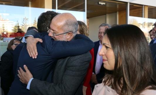 El presidente de Ciudadanos y candidato a la Presidencia del Gobierno, Albert Rivera, saluda al candidato a la Presidencia de la Junta, Francisco Igea, antes de participar en el ciclo Tus candidatos a fondo, organizado por la Agencia Ical. 