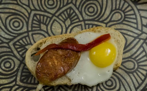 Imagen principal - Las tapas de la ruta, el 'cojonudo', el cochinillo en tres texturas y las anchoas a la favorita. 