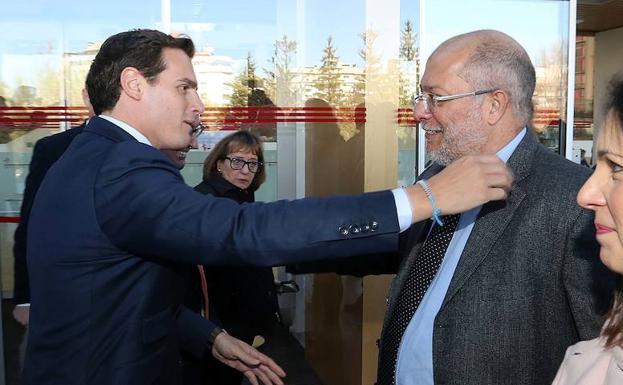 El presidente de Ciudadanos y candidato a la Presidencia del Gobierno, Albert Rivera, saluda al candidato a la Presidencia de la Junta, Francisco Igea. 