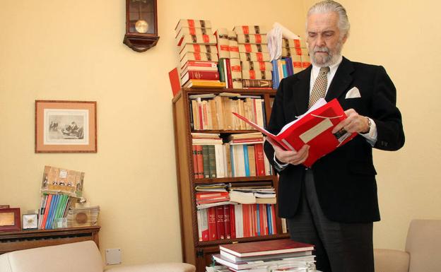 El fiscal jefe de Segovia, Antonio Silva, hojea unos documentos en su despacho. 