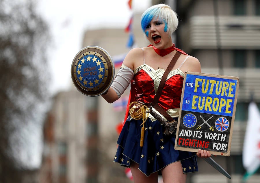 Imagen principal - Manifestantes de Londres, piden volver a votar sobre el 'Brexit'.