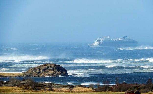Ordenan evacuar un crucero con 1.300 personas en Noruega por un fallo de motor