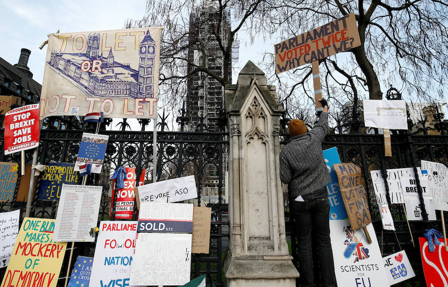 Un millón de británicos, según los organizadores, procedentes de las islas escocesas, de Bristol, Mánchester o Leeds se han manifestado por el centro de Londres para exigir que se celebre un segundo referéndum sobre el 'Brexit'.