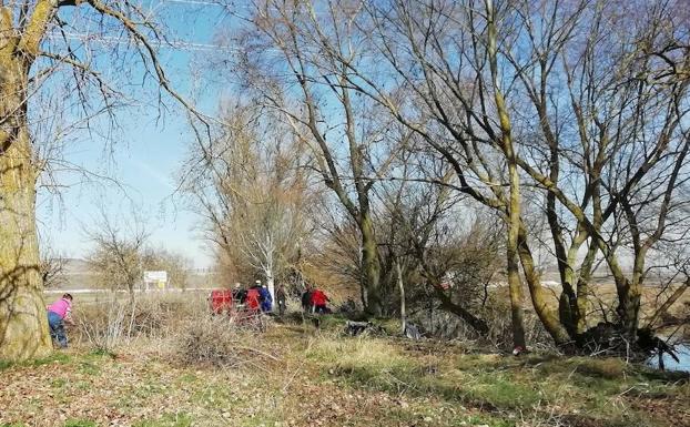 Voluntarios del pueblo de Frandovínez limpiando la ribera del río Arlanzón. 