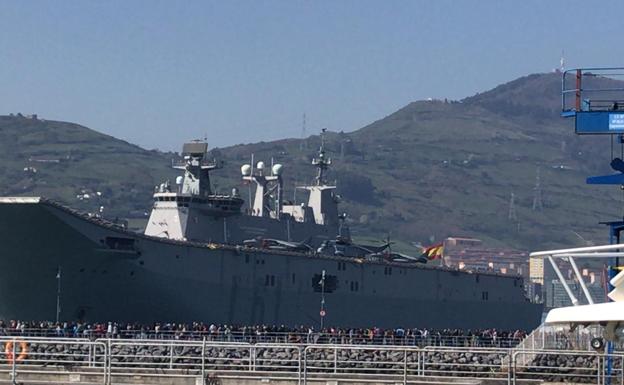 Largas colas este sábado para ver el portaaviones 'Juan Carlos I', el buque insignia de la Armada española