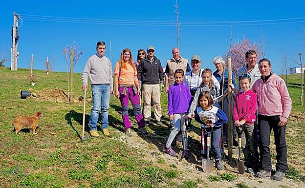 Isaac Angulo, Inma Hierro (alcalde y concejala medio ambiente Ayuntamiento) junto con Eduardo San Miguel (AUTT), Luis Alberto Ugarte (4x4 Merindades) y varios de los voluntarios que asistieron. 