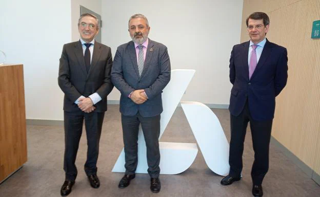 De izda. a dcha. El consejero delegado del grupo Aciturri, Ginés Clemente; Pedro L. de la Fuente y el director general, Jesús de la Viuda. 