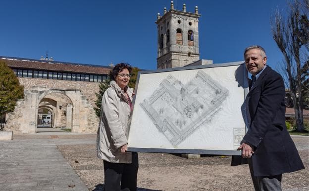 La profesora María José Zaparaín Yáñez y Rodríguez de Partearroyo posan con uno de los dibujos donados por el arquitecto.