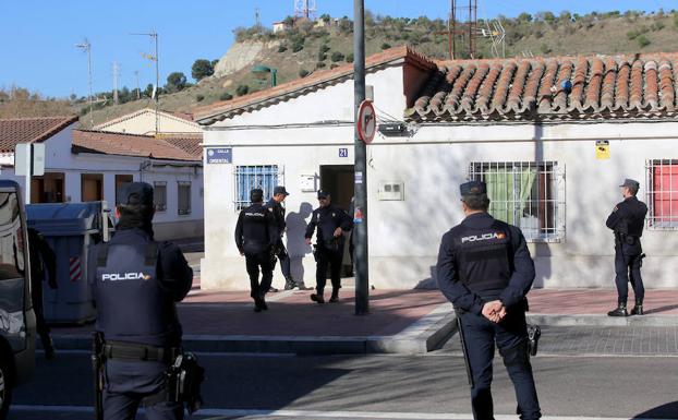 Intervención de la Policía Nacional en una vivienda de la calle Oriental.