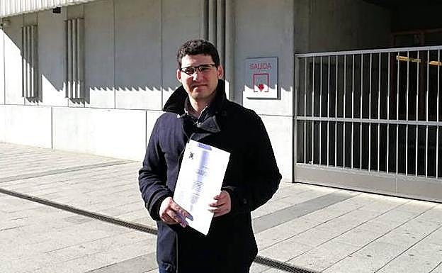 Raúl Salinero, antes de presentar las denuncias en la Junta Electoral de Zona de Burgos.