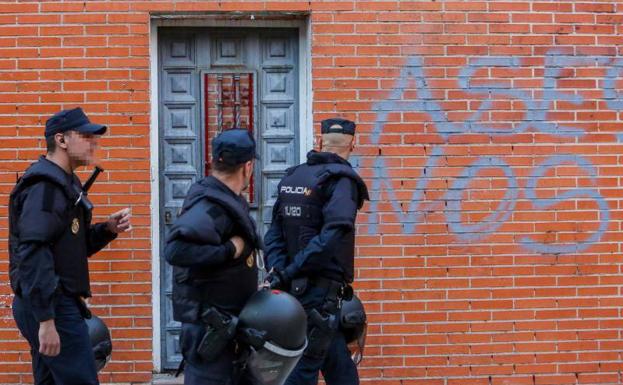 Policías patrullan por el barrio de Vallecas tras el homicidio.