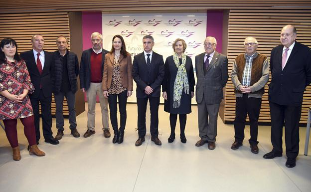 Foto de familia de los representantes de las asociaciones y de la entidad bancaria. 