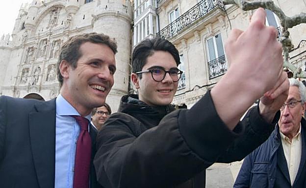 Casado se hizo unos cuantos selfies con burgaleses a su paso por la capital