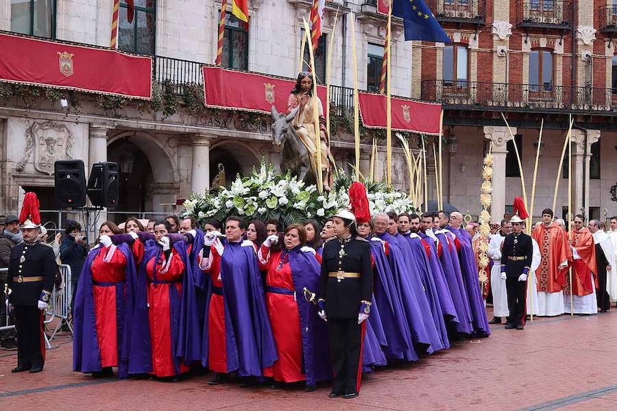 La Borriquilla, portada por la Cofradía de la Coronación de Espinas y de Cristo Rey, junto al Ayuntamiento.