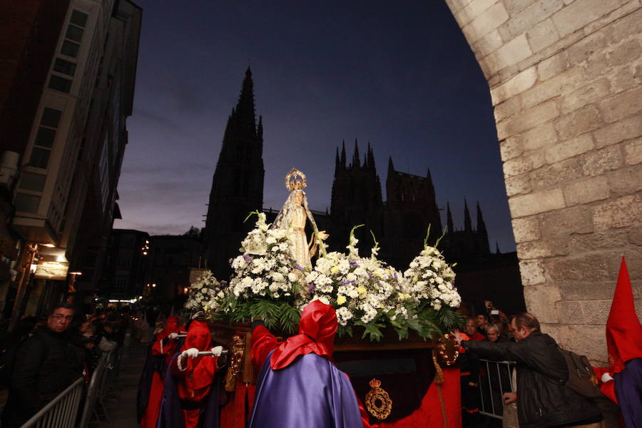 Nuestra Señora del Amor Hermoso, junto al Arco de Santa María.