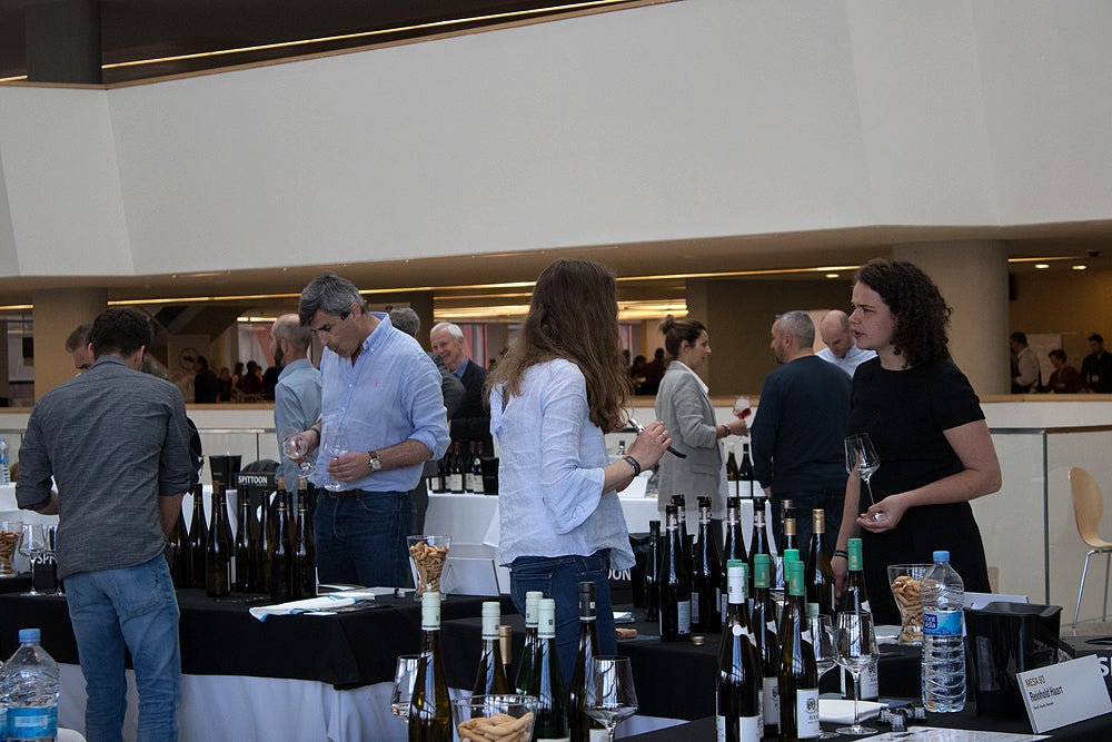 La quinta edición de 'El alma de los vinos únicos' se celebra en el Fórum Evolución de Burgos, con presencia de 124 bodegas, 72 de ellas extranjeras, y 1.500 asistentes