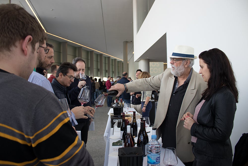 La quinta edición de 'El alma de los vinos únicos' se celebra en el Fórum Evolución de Burgos, con presencia de 124 bodegas, 72 de ellas extranjeras, y 1.500 asistentes