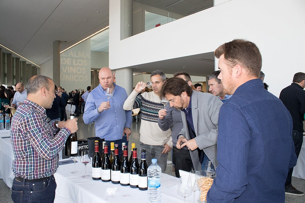 La quinta edición de 'El alma de los vinos únicos' se celebra en el Fórum Evolución de Burgos, con presencia de 124 bodegas, 72 de ellas extranjeras, y 1.500 asistentes