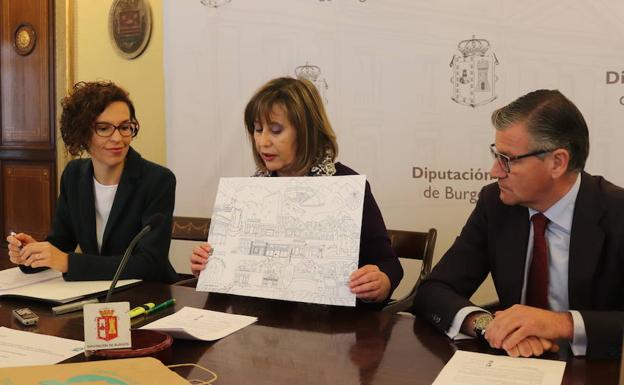 La diputada de Formación, Empleo y Desarrollo Local, Montserrat Aparicio (en el centro), presenta la campaña de sensibilización junto a la técnico de Comercio de la Diputación Laura Vázquez y el jefe de la sección de Formación, Empleo y Desarrollo Local, José Antonio Gómez.